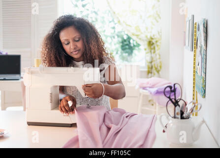 Schwarze Frau mit Nähmaschine Stockfoto