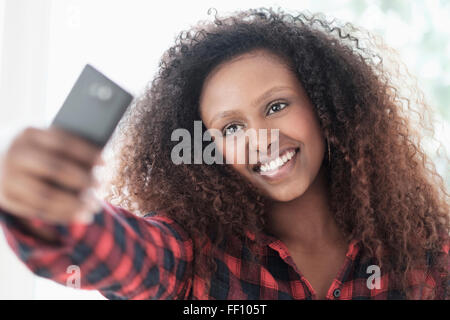 Schwarze Frau nehmen selfie Stockfoto