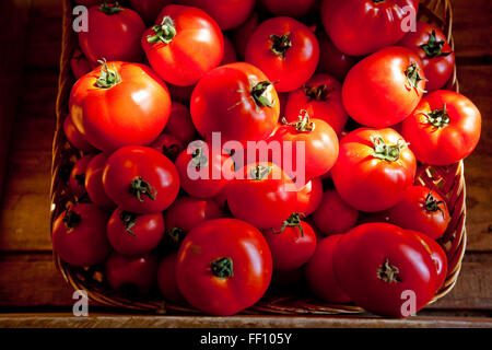 Nahaufnahme von Korb mit Tomaten Stockfoto