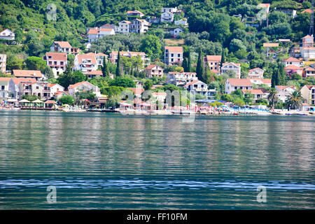 Dörfer in Bucht von Tivat, Montenegro, Strände, ruhige Buchten, blau ruhige See, Gewässer, im Landesinneren Bucht von Herceg Novi oder Bucht von Kotor Stockfoto