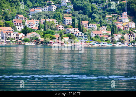 Dörfer in Bucht von Tivat, Montenegro, Strände, ruhige Buchten, blau ruhige See, Gewässer, im Landesinneren Bucht von Herceg Novi oder Bucht von Kotor Stockfoto