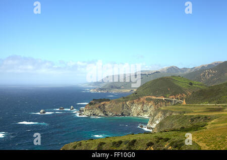 Ein Blick auf die felsige Küste und Klippen führt bis zum Pazifischen Ozean entlang des Pacific Coast Highway in Big Sur, Kalifornien. Stockfoto