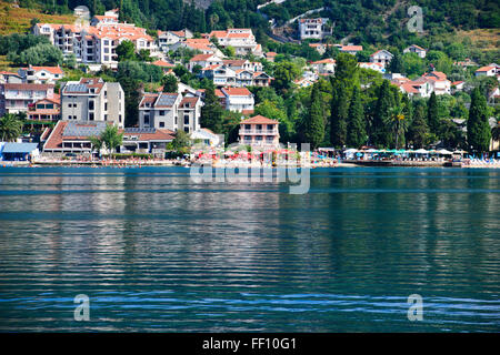 Dörfer in Bucht von Tivat, Montenegro, Strände, ruhige Buchten, blau ruhige See, Gewässer, im Landesinneren Bucht von Herceg Novi oder Bucht von Kotor Stockfoto