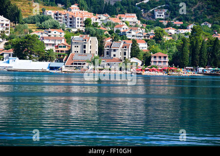 Dörfer in Bucht von Tivat, Montenegro, Strände, ruhige Buchten, blau ruhige See, Gewässer, im Landesinneren Bucht von Herceg Novi oder Bucht von Kotor Stockfoto