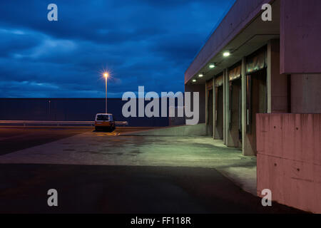 Leeren Parkplatz und bewölktem Himmel in der Nacht Stockfoto