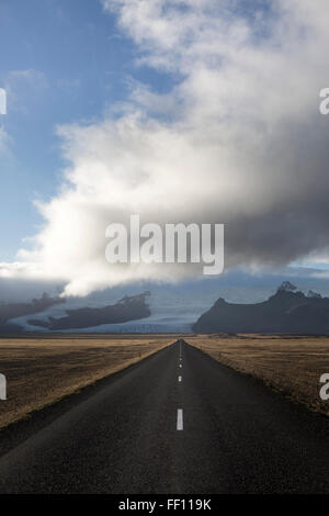 Leere Straße in abgelegenen Landschaft Stockfoto