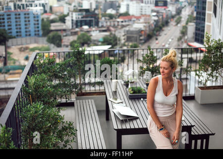 Kaukasische Frau auf Balkon Stockfoto