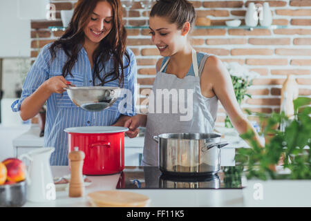 Kaukasischen Frauen kochen in der Küche Stockfoto