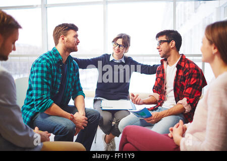 Glückliche junge Frau, die ihre Freunde Entscheidung auf psychologische Therapie natürlich unterstützen Stockfoto