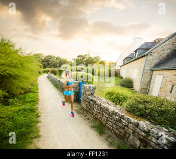 Kaukasische Frau Joggen im freien Stockfoto