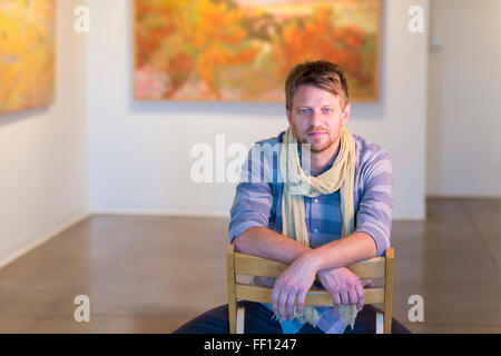 Kaukasischen Mann sitzt in der Kunstgalerie