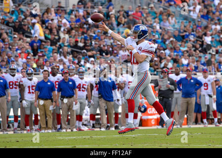 Jacksonville, FL, USA. 30. November 2014. New York Giants Quarterback Eli Manning (10) in der ersten Hälfte gegen die Jacksonville Jaguars NFL-Spiel im EverBank Field am 30. November 2014 in Jacksonville, Florida.ZUMA Presse/Scott A. Miller © Scott A. Miller/ZUMA Draht/Alamy Live News Stockfoto