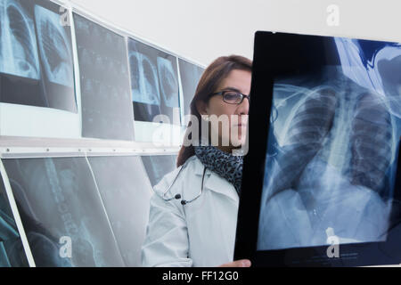 Hispanische Arzt Röntgenaufnahmen im Krankenhaus untersuchen Stockfoto