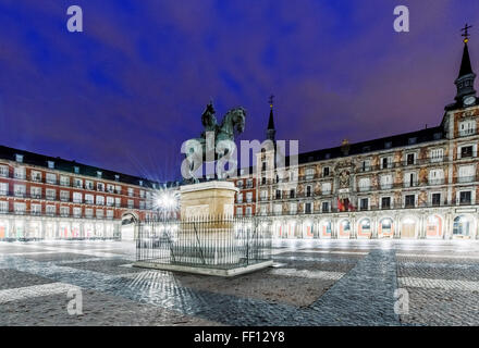 Reich verzierte Gebäude und Statue beleuchtet in der Nacht, Madrid, Madrid, Spanien Stockfoto