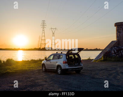 Auto geparkt auf ländlichen Seeufer Stockfoto