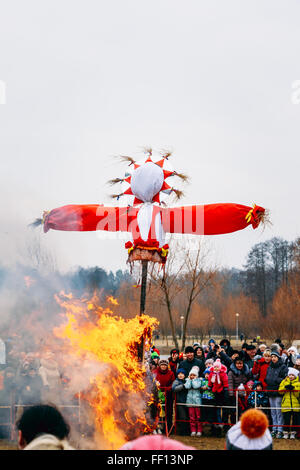 GOMEL, Weißrussland - 21. Februar 2014: Burning Bildnisse Stroh gewidmet Masleniza in Feuer auf den traditionellen Urlaub der approa Stockfoto