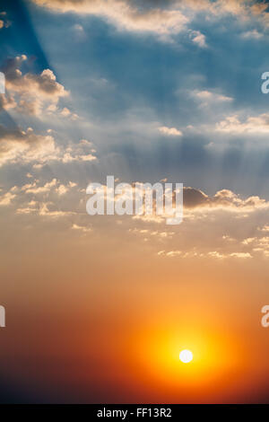 Himmel, hell blau, Orange und gelbe Farben Sonne Sonnenuntergang Sonnenaufgang mit Wolken. Sofortbild, getönten Bild, Stockfoto