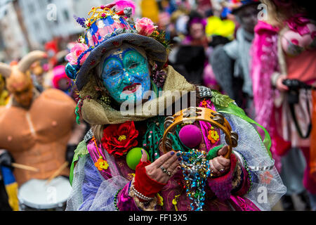 Straße Karnevalsumzug und Party in Köln, Karneval Montag, Rosenmontag, Rosenmontag, Menschen in Kostümen, Stockfoto