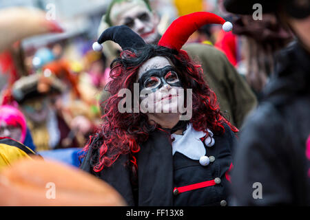 Straße Karnevalsumzug und Party in Köln, Karneval Montag, Rosenmontag, Rosenmontag, Menschen in Kostümen, Stockfoto