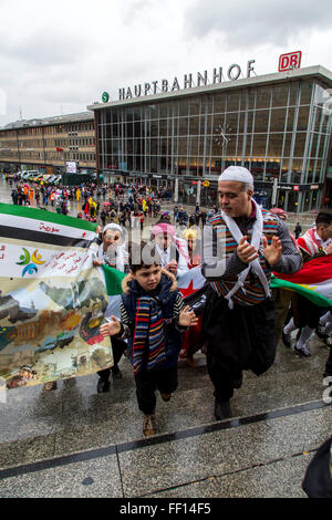 Straßenkarneval in Köln, syrische Folklore-Gruppe beteiligen sich an der Straßenkarneval Partei, Gruppe von Flüchtlingen,