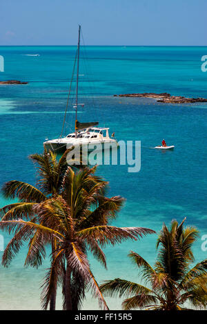 touristich Boot Katamaran in der blauen Lagune entspannen von Isla Contoy Mexiko Stockfoto