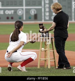 Peking, China. 10. Februar 2016. Ein Affe ist bereit zum Auftakt ein Baseball-Spiel in Boston, USA, 16. August 2006. 2016 markiert das Jahr des Affen im chinesischen Kalender. Clevere Affen bringen oft unerwartete Unterhaltung Geist in die Sportarena. © Xinhua/Alamy Live-Nachrichten Stockfoto