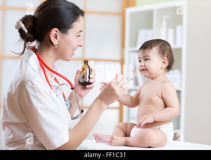 Arzt Medikament geben, mit einem Löffel, Krankenhaus Kind Stockfoto