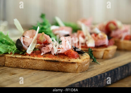 geröstete Brotscheibe mit geräuchertem Schinken und Käse Stockfoto