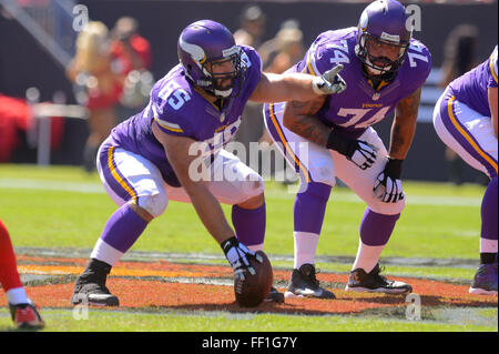 Tampa, FL, USA. 26. Oktober 2014. Minnesota Vikings center John Sullivan (65) in einem Spiel gegen die Tampa Bay Buccaneers im Raymond James Stadium in Tampa, Florida am 26. Oktober 2014. Die Wikinger gewonnen 19-13 im OT. ZUMA PRESS/Scott A. Miller © Scott A. Miller/ZUMA Draht/Alamy Live-Nachrichten Stockfoto