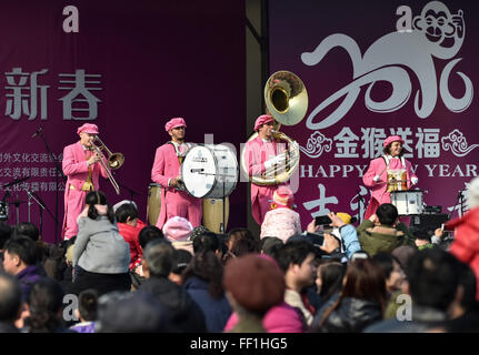 Peking, China. 10. Februar 2016. Eine ukrainische Band führen in einem Tempel fair im Chaoyang Park in Peking, Hauptstadt von China, 10. Februar 2016. Viele ausländische Truppen versammelt hier, um für Chinesen, durchzuführen, die das Frühlingsfest feiern. © Luo Xiaoguang/Xinhua/Alamy Live-Nachrichten Stockfoto