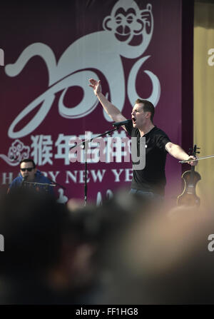 Peking, China. 10. Februar 2016. Eine britische Band führen in einem Tempel fair im Chaoyang Park in Peking, Hauptstadt von China, 10. Februar 2016. Viele ausländische Truppen versammelt hier, um für Chinesen, durchzuführen, die das Frühlingsfest feiern. © Luo Xiaoguang/Xinhua/Alamy Live-Nachrichten Stockfoto