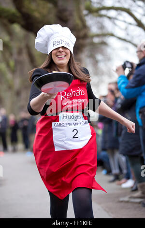 London, UK. 9. Februar 2016. Parlamentarischen Pancake Race, London, UK. Caroline Wheeler Credit: Oliver Dixon/Alamy Live-Nachrichten Stockfoto