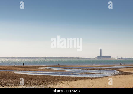 Hill Head Beach mit Fawley macht im Hintergrund. Stockfoto