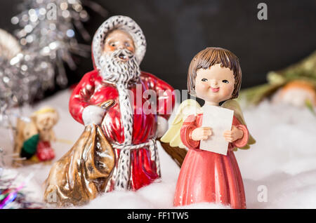 Weihnachtsdekorationen mit einem Weihnachtsmann und singenden Engel in einem englischen Haus in Großbritannien Stockfoto