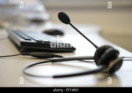 Kopfhörer und Computer Tastatur, Deutschland, Stadt von Seesen, 08. Februar 2016. Foto: Frank Mai Stockfoto