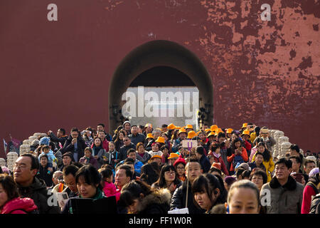 (160210)--Peking, 10. Februar 2016 (Xinhua)--Touristen besuchen das Palastmuseum, auch bekannt als die Verbotene Stadt, den Festtagen Frühlingsfest in Peking, Hauptstadt von China, 10. Februar 2016. (Xinhua/Shen Bohan) (Ry) Stockfoto