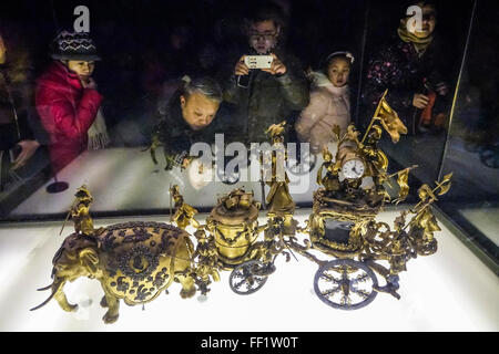 (160210)--Peking, 10. Februar 2016 (Xinhua)--Touristen sehen eine Uhr im Palastmuseum, auch bekannt als die Verbotene Stadt, den Festtagen Frühlingsfest in Peking, Hauptstadt von China, 10. Februar 2016 angezeigt. (Xinhua/Shen Bohan) (Ry) Stockfoto