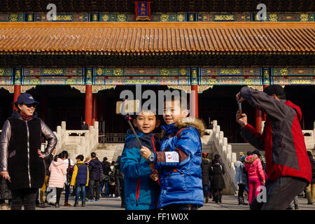 (160210)--Peking, 10. Februar 2016 (Xinhua)--Kinder posieren für Fotos im Palastmuseum, auch bekannt als die Verbotene Stadt, den Festtagen Frühlingsfest in Peking, Hauptstadt von China, 10. Februar 2016. (Xinhua/Shen Bohan) (Ry) Stockfoto