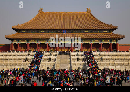 (160210)--Peking, 10. Februar 2016 (Xinhua)--Touristen besuchen das Palastmuseum, auch bekannt als die Verbotene Stadt, den Festtagen Frühlingsfest in Peking, Hauptstadt von China, 10. Februar 2016. (Xinhua/Shen Bohan) (Ry) Stockfoto