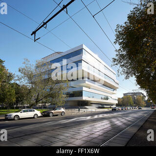 Ecke Höhe mit der Straße. Dominion-Turm, Moskau, Moskau, Russland. Architekt: Zaha Hadid Architects, 2015. Stockfoto