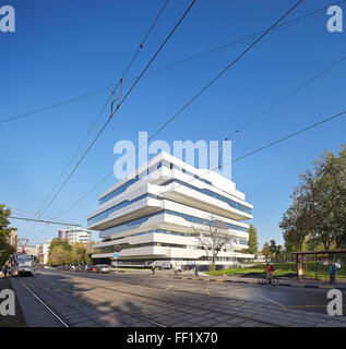 Ecke Höhe mit städtischen Gefüges. Dominion-Turm, Moskau, Moskau, Russland. Architekt: Zaha Hadid Architects, 2015. Stockfoto