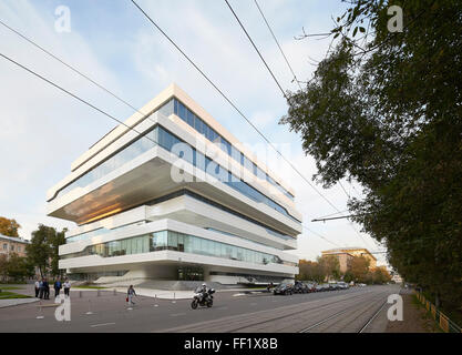 Ecke Höhe mit Straße und Kontext. Dominion-Turm, Moskau, Moskau, Russland. Architekt: Zaha Hadid Architects, 2015. Stockfoto