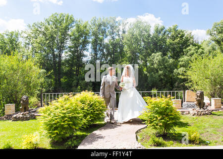 Braut und Bräutigam Hand in Hand im freien Stockfoto