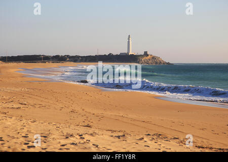 Sandstrand und Leuchtturm am Cabo de Trafalgar, Provinz Cadiz, Spanien Stockfoto