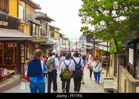 Überfüllten touristischen Straße Matsubara-Dori Einkaufsmöglichkeiten mit Geschäften und Restaurants auf Basis des Kiyomizu-Dera in Kyoto, Japan Stockfoto
