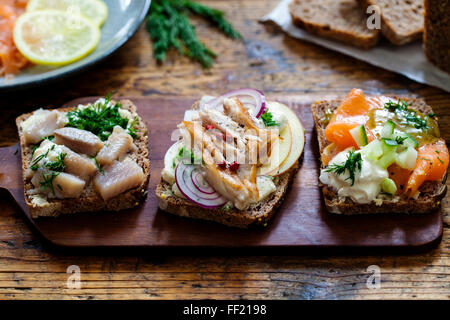 Skandinavische Sandwiches mit geräucherter Makrele, Hering und Lachs Stockfoto