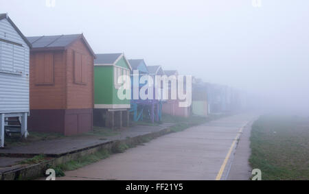 Strandhütten Whitstable und Tankerton auf der Küste von Kent an einem nebligen Tag. Stockfoto