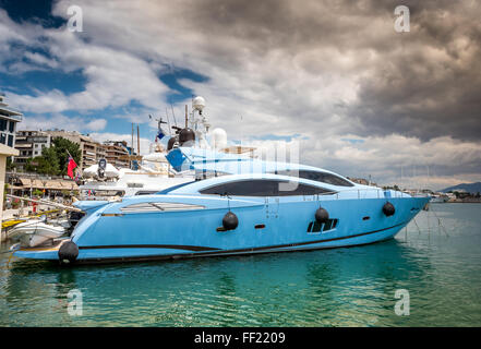 Schnell und Luxus Yacht unter einer schweren Wolkengebilde an Marina Zea, Piraeus, Griechenland Stockfoto