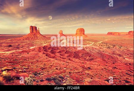 Monument Valley nach lila Sonnenuntergang mit Vollmond, USA. Stockfoto