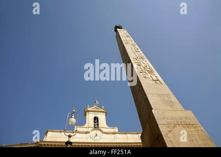 Römischen Obelisken vor dem Palast Montecitorio Parlamentsgebäude, Sitz der italienischen Abgeordnetenkammer, Rom, Italien. Stockfoto